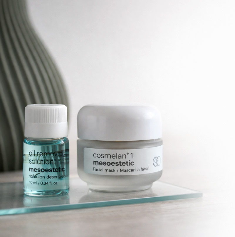 Cosmelan 1 Gesichtsmaske und Ölentferner von Mesoestetic auf Glasplatte vor hellem Hintergrund​​​​​​​​​​​​​​​​​​​​​​​​​​​​​​​​​​​​​​​​​​​​​​​​​​​